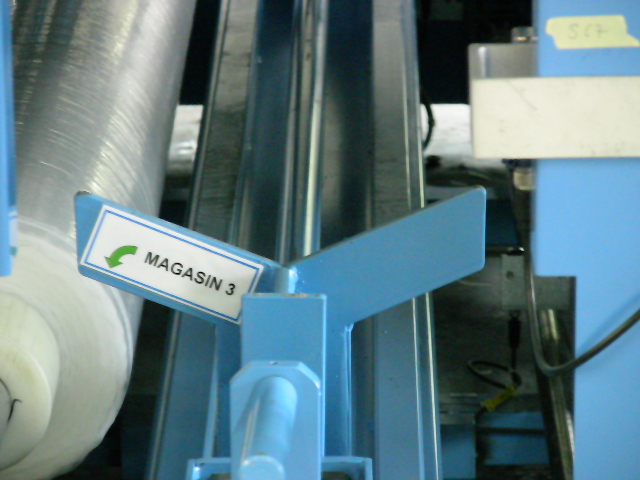Alfatechnics Farbal-multi-breedte krimpfolieverpakkingsmachine type FM3D bovenste folierolhouders.